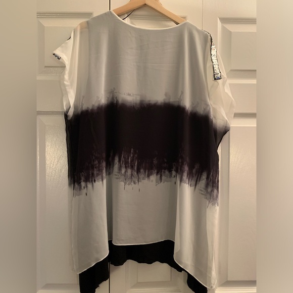 Contemporary women’s blouse - Picture 2 of 4